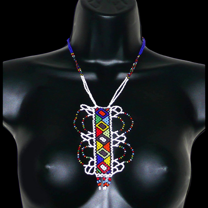 Collier sud-africain blanc et multicolore agrémenté d'un long et large pendentif fantaisie fait de perles de rocaille.