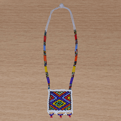 Collier sud-africain traditionnel "Zulu Love Letter" avec pendentif décoré de motifs ethniques zoulous composé d'un tissage de perles de rocaille blanches et multicolores.