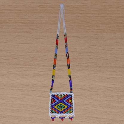 Collier sud-africain traditionnel "Zulu Love Letter" avec pendentif décoré de motifs ethniques zoulous composé d'un tissage de perles de rocaille blanches et multicolores.