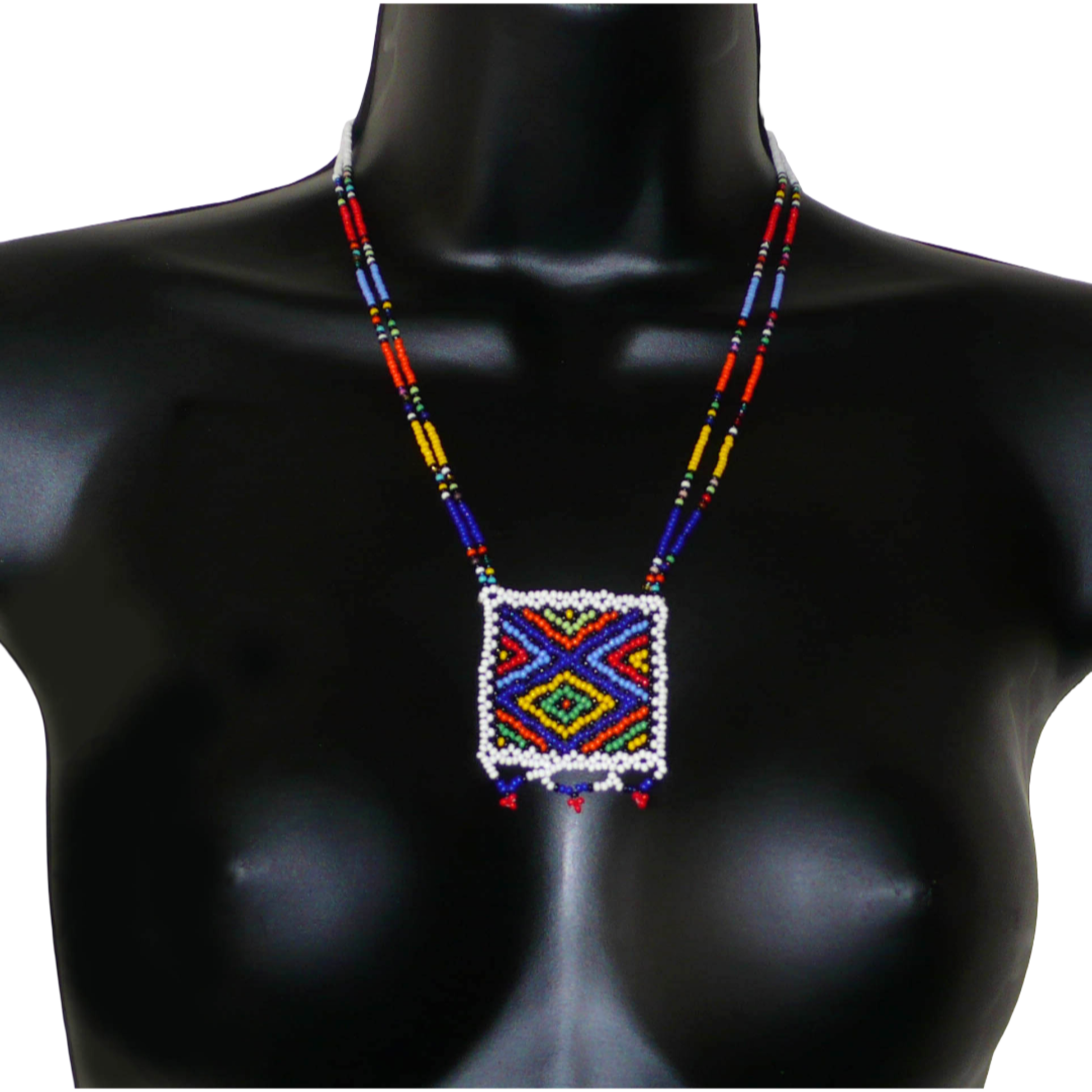 Collier sud-africain traditionnel "Zulu Love Letter" avec pendentif décoré de motifs ethniques zoulous composé d'un tissage de perles de rocaille blanches et multicolores.