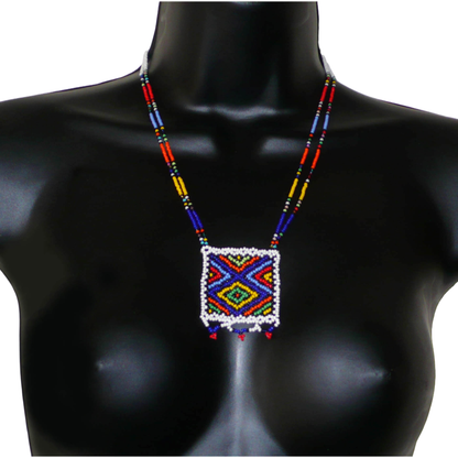 Collier sud-africain traditionnel "Zulu Love Letter" avec pendentif décoré de motifs ethniques zoulous composé d'un tissage de perles de rocaille blanches et multicolores.