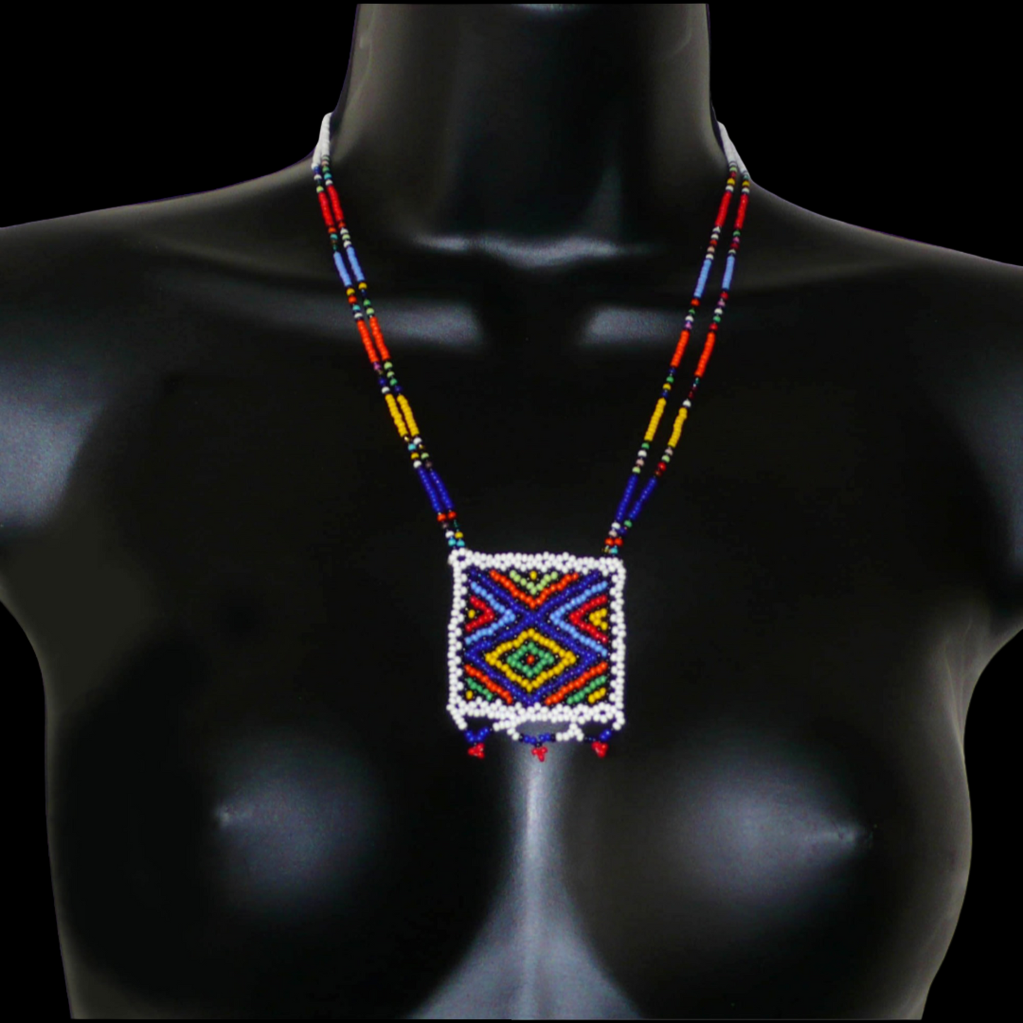Collier sud-africain traditionnel "Zulu Love Letter" avec pendentif décoré de motifs ethniques zoulous composé d'un tissage de perles de rocaille blanches et multicolores.