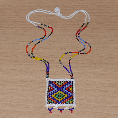 Collier sud-africain traditionnel "Zulu Love Letter" avec pendentif décoré de motifs ethniques zoulous composé d'un tissage de perles de rocaille blanches et multicolores.