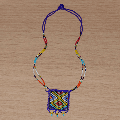 Collier sud-africain traditionnel "Zulu Love Letter" avec pendentif composé de perles de rocaille leu foncé et multicolores.