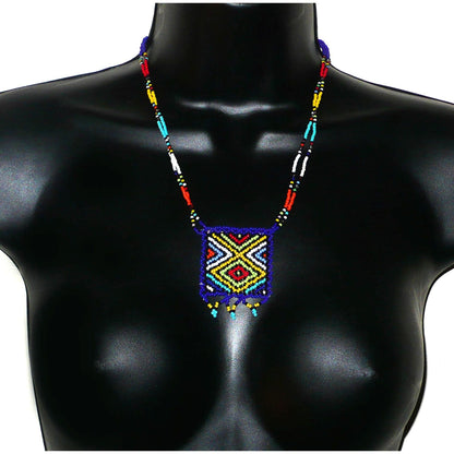 Collier sud-africain traditionnel "Zulu Love Letter" avec pendentif composé de perles de rocaille leu foncé et multicolores.