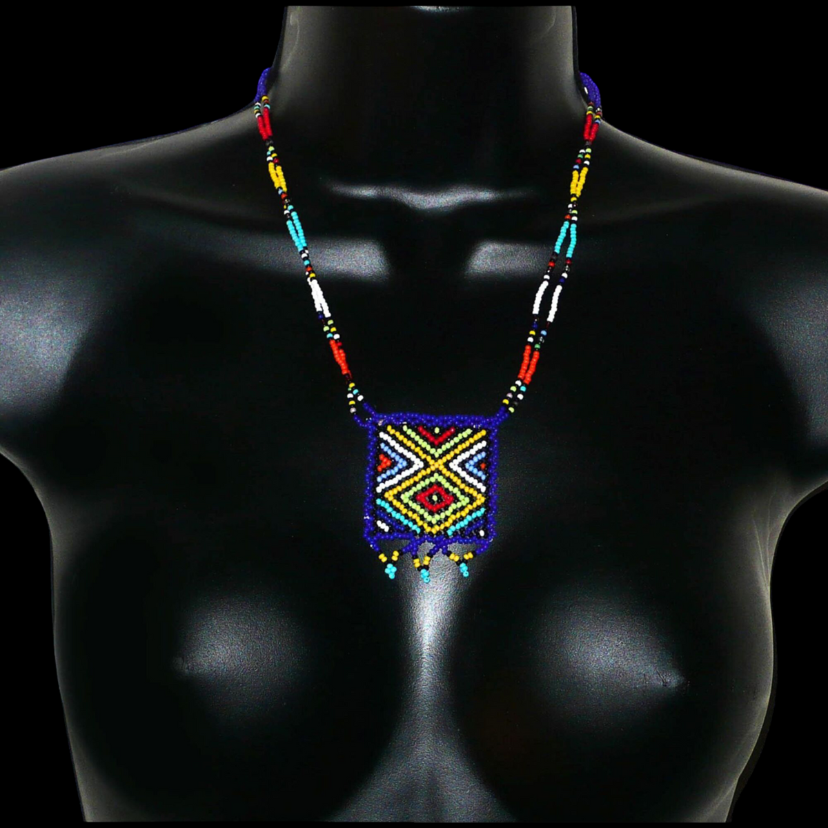 Collier sud-africain traditionnel "Zulu Love Letter" avec pendentif composé de perles de rocaille leu foncé et multicolores.