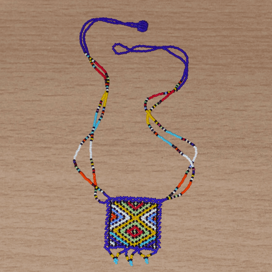 Collier sud-africain traditionnel "Zulu Love Letter" avec pendentif composé de perles de rocaille leu foncé et multicolores.