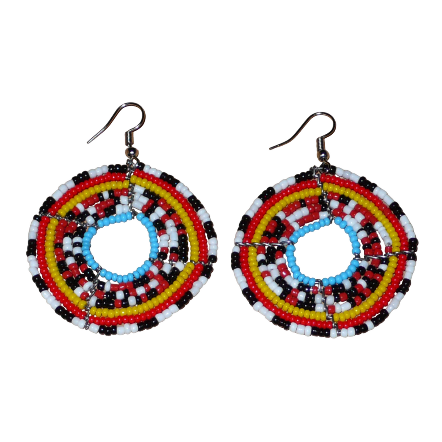 Boucles d'oreilles ethniques rondes faites d'un mélange de perles de rocaille rouges, noires, blanches, jaunes et bleues. Elles mesurent 6,5 cm de long et 5 cm de large et se portent sur des oreilles percées.