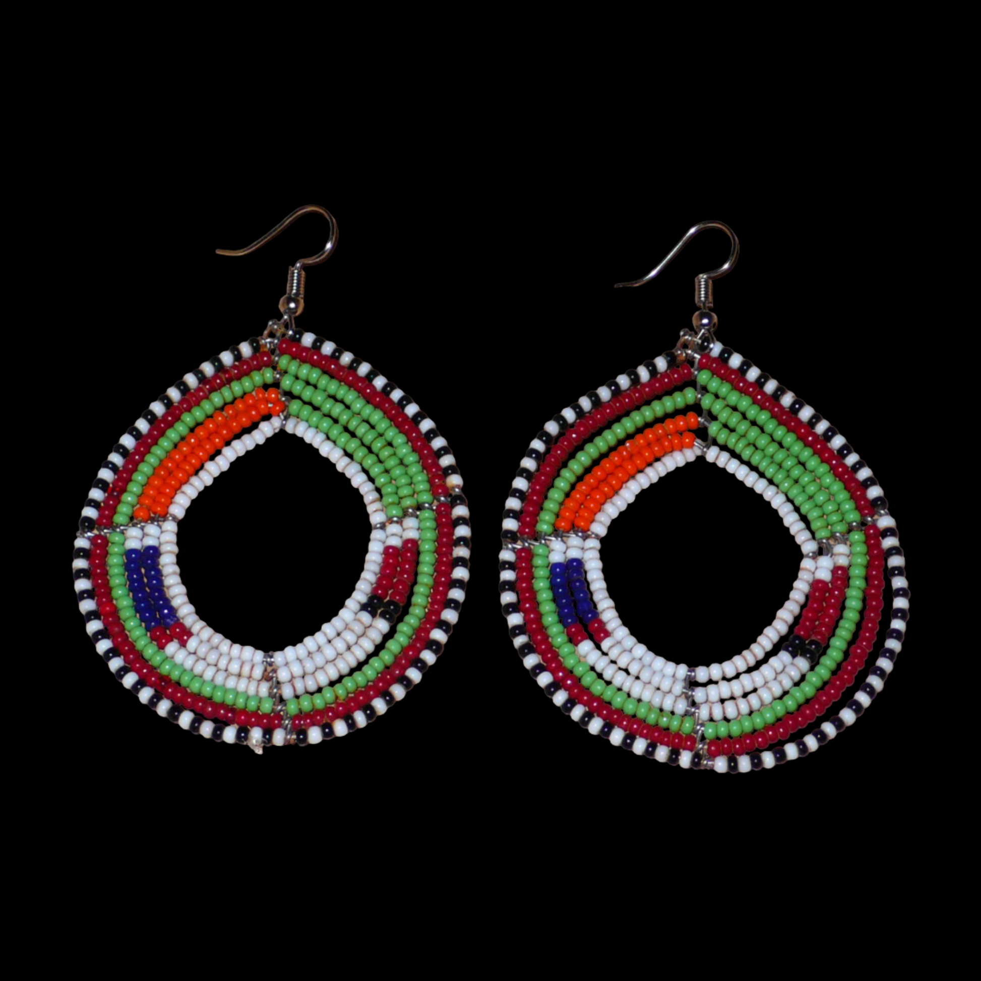 Longues boucles d'oreilles ethniques Massai faites de perles de rocaille fixées sur six rangées de fils de fer montés en cercles. Elles mesurent 8 cm de long et 5,5 cm de larges et se portent avec des crochets en acier inoxydable sur des oreilles percées.