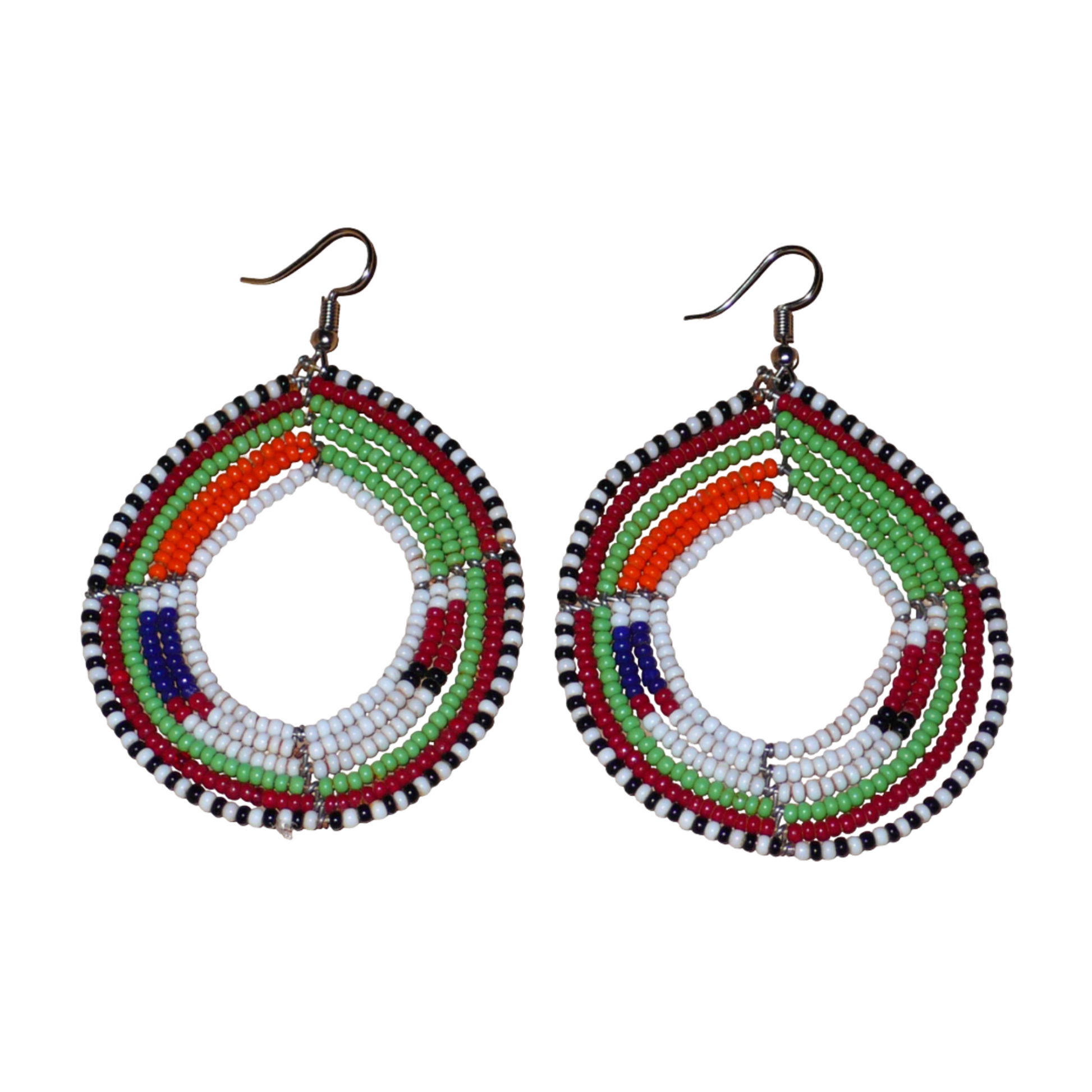 Longues boucles d'oreilles ethniques Massai faites de perles de rocaille fixées sur six rangées de fils de fer montés en cercles. Elles mesurent 8 cm de long et 5,5 cm de larges et se portent avec des crochets en acier inoxydable sur des oreilles percées.