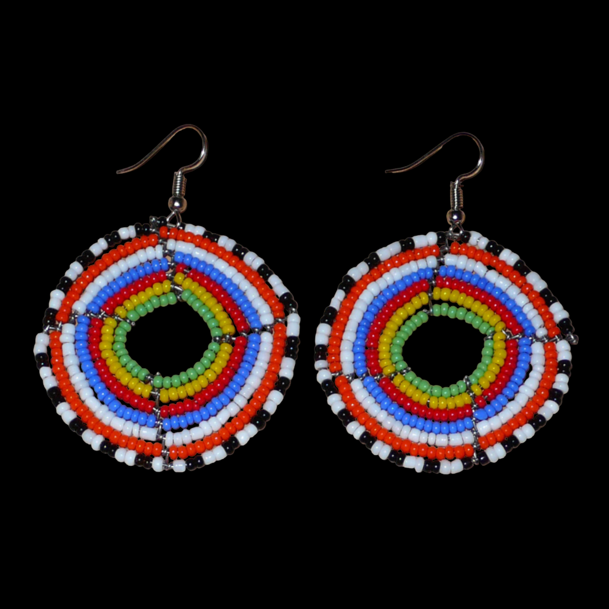 Boucles d'oreilles ethniques rondes composées de perles de rocaille multicolores ; elles mesurent 6,5 cm de long et 4,5 cm de large.
