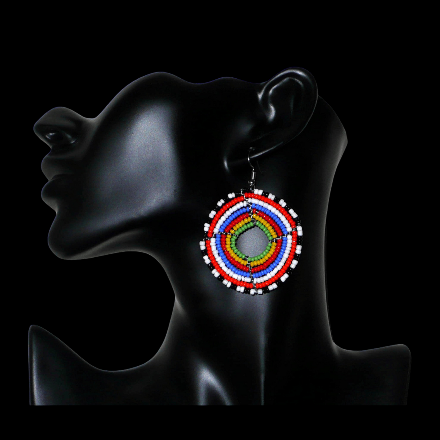 Boucles d'oreilles ethniques rondes composées de perles de rocaille multicolores ; elles mesurent 6,5 cm de long et 4,5 cm de large.