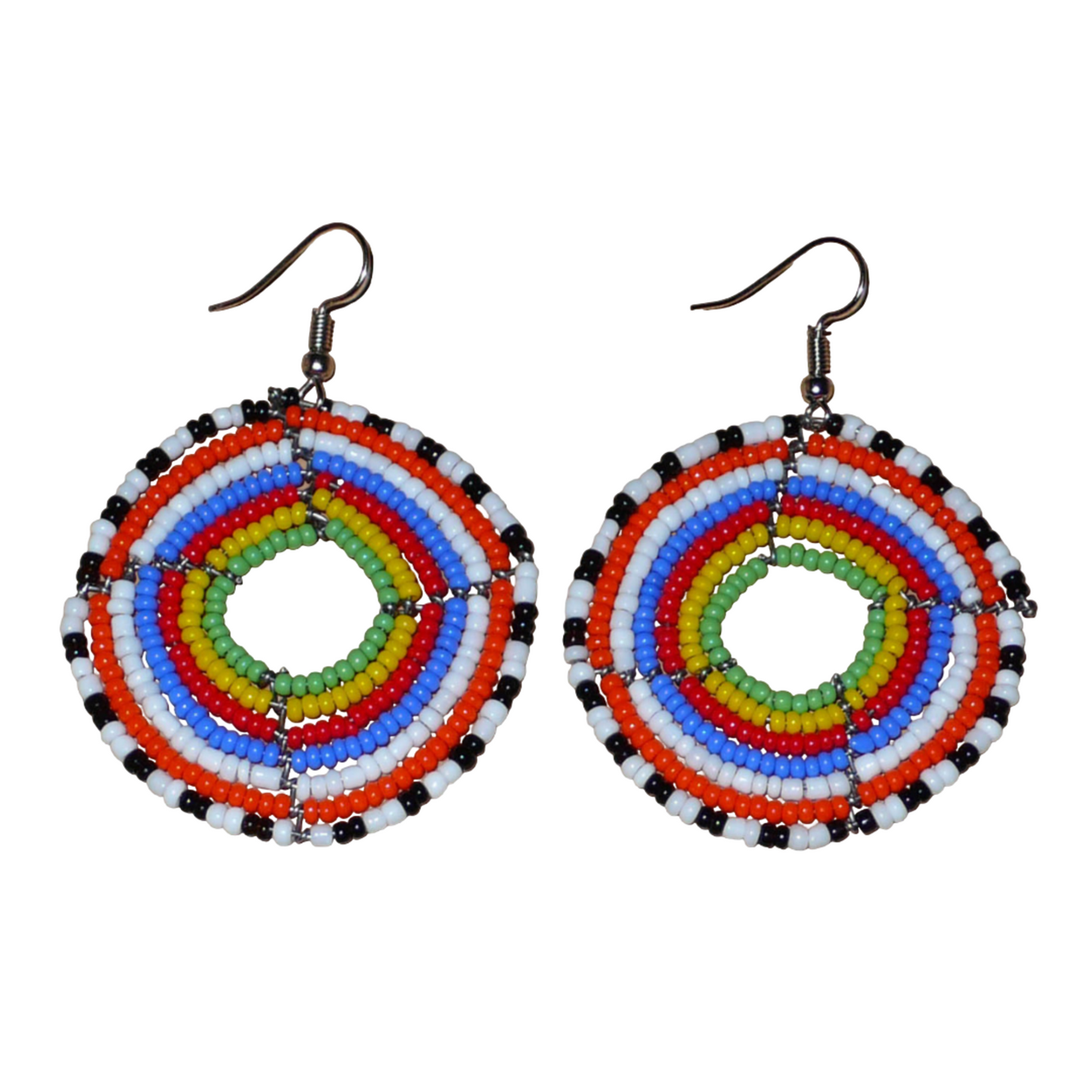 Boucles d'oreilles ethniques rondes composées de perles de rocaille multicolores ; elles mesurent 6,5 cm de long et 4,5 cm de large.