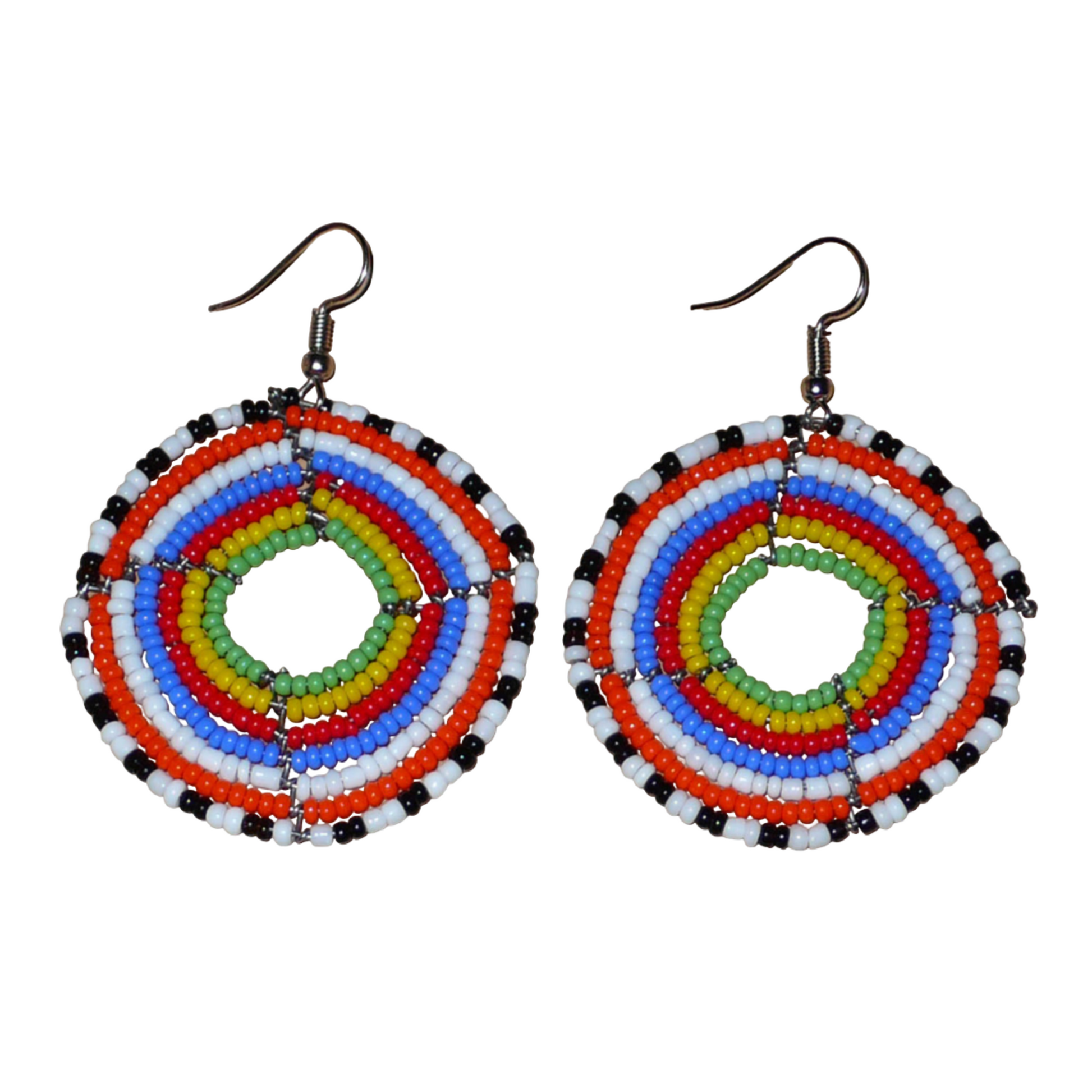 Boucles d'oreilles ethniques rondes composées de perles de rocaille multicolores ; elles mesurent 6,5 cm de long et 4,5 cm de large.