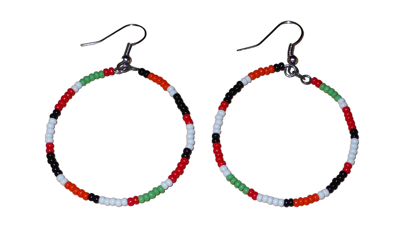 Créoles aux couleurs ethniques Massai faites de perles de rocaille rouges, vertes, noires, blanches et orange glissées sur un brin de fils de fer monté en cercle. Elles mesurent 6 cm de long et 4 cm de large, et se portent avec des crochets en acier inoxydable sur des oreilles percées.