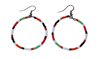 Créoles aux couleurs ethniques Massai faites de perles de rocaille rouges, vertes, noires, blanches et orange glissées sur un brin de fils de fer monté en cercle. Elles mesurent 6 cm de long et 4 cm de large, et se portent avec des crochets en acier inoxydable sur des oreilles percées.