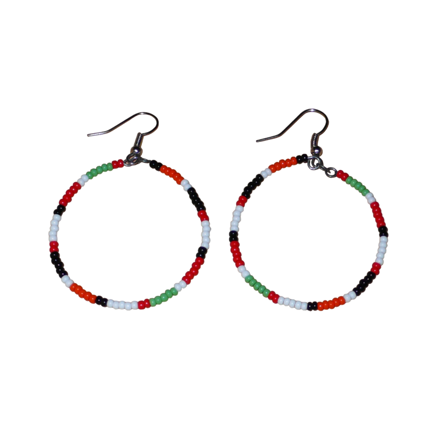 Créoles aux couleurs ethniques Massai faites de perles de rocaille rouges, vertes, noires, blanches et orange glissées sur un brin de fils de fer monté en cercle. Elles mesurent 6 cm de long et 4 cm de large, et se portent avec des crochets en acier inoxydable sur des oreilles percées.