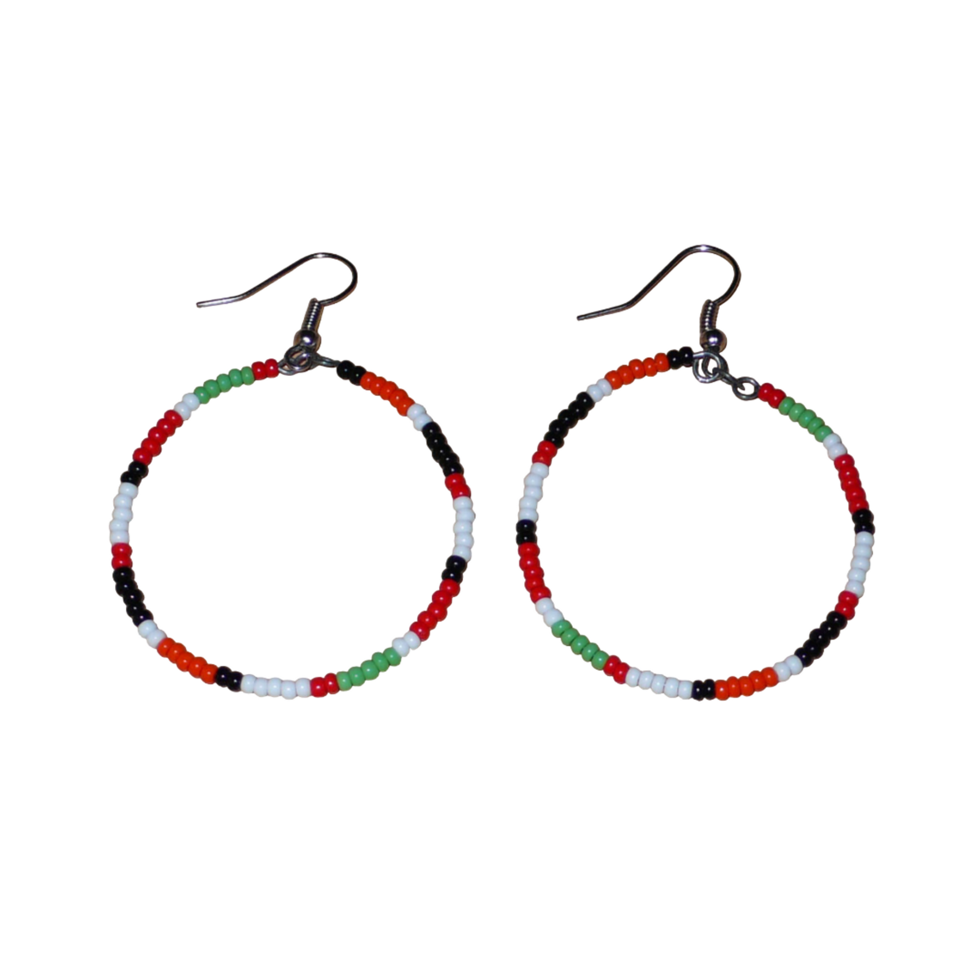 Créoles aux couleurs ethniques Massai faites de perles de rocaille rouges, vertes, noires, blanches et orange glissées sur un brin de fils de fer monté en cercle. Elles mesurent 6 cm de long et 4 cm de large, et se portent avec des crochets en acier inoxydable sur des oreilles percées.