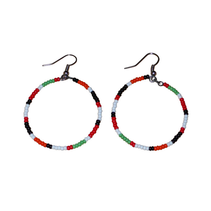 Créoles aux couleurs ethniques Massai faites de perles de rocaille rouges, vertes, noires, blanches et orange glissées sur un brin de fils de fer monté en cercle. Elles mesurent 6 cm de long et 4 cm de large, et se portent avec des crochets en acier inoxydable sur des oreilles percées.