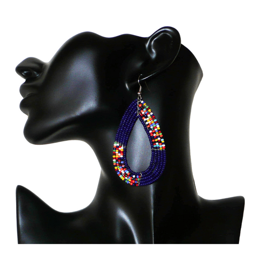 Longues boucles d'oreilles bleu marine et multicolores composées de perles de rocaille montées en forme de gouttes. Elles mesurent 8 cm de long et 4 cm de large et se portent sur des oreilles percées.