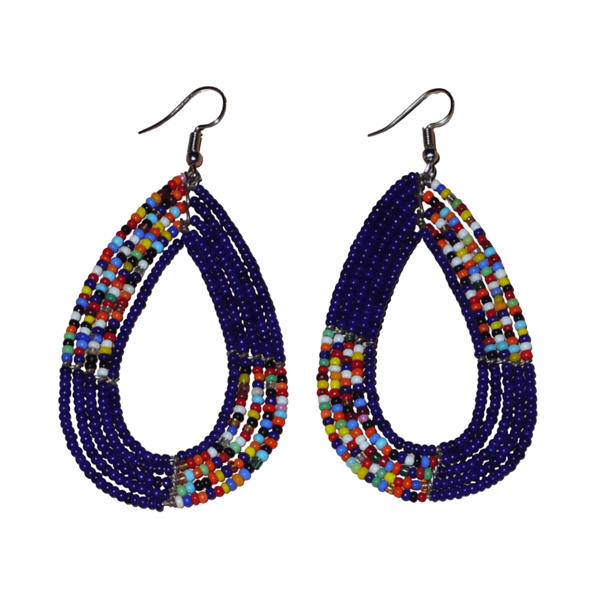 Longues boucles d'oreilles bleu marine et multicolores composées de perles de rocaille montées en forme de gouttes. Elles mesurent 8 cm de long et 4 cm de large et se portent sur des oreilles percées.
