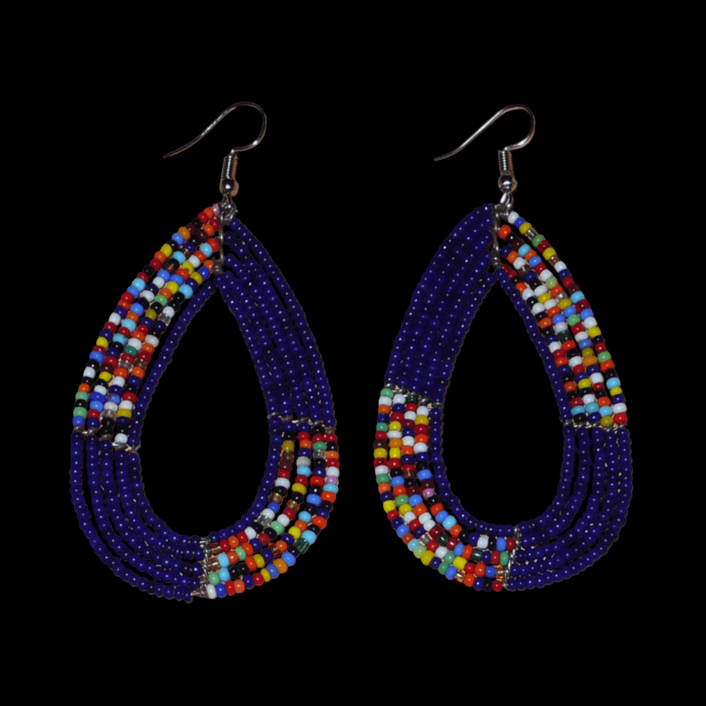 Longues boucles d'oreilles bleu marine et multicolores composées de perles de rocaille montées en forme de gouttes. Elles mesurent 8 cm de long et 4 cm de large et se portent sur des oreilles percées.