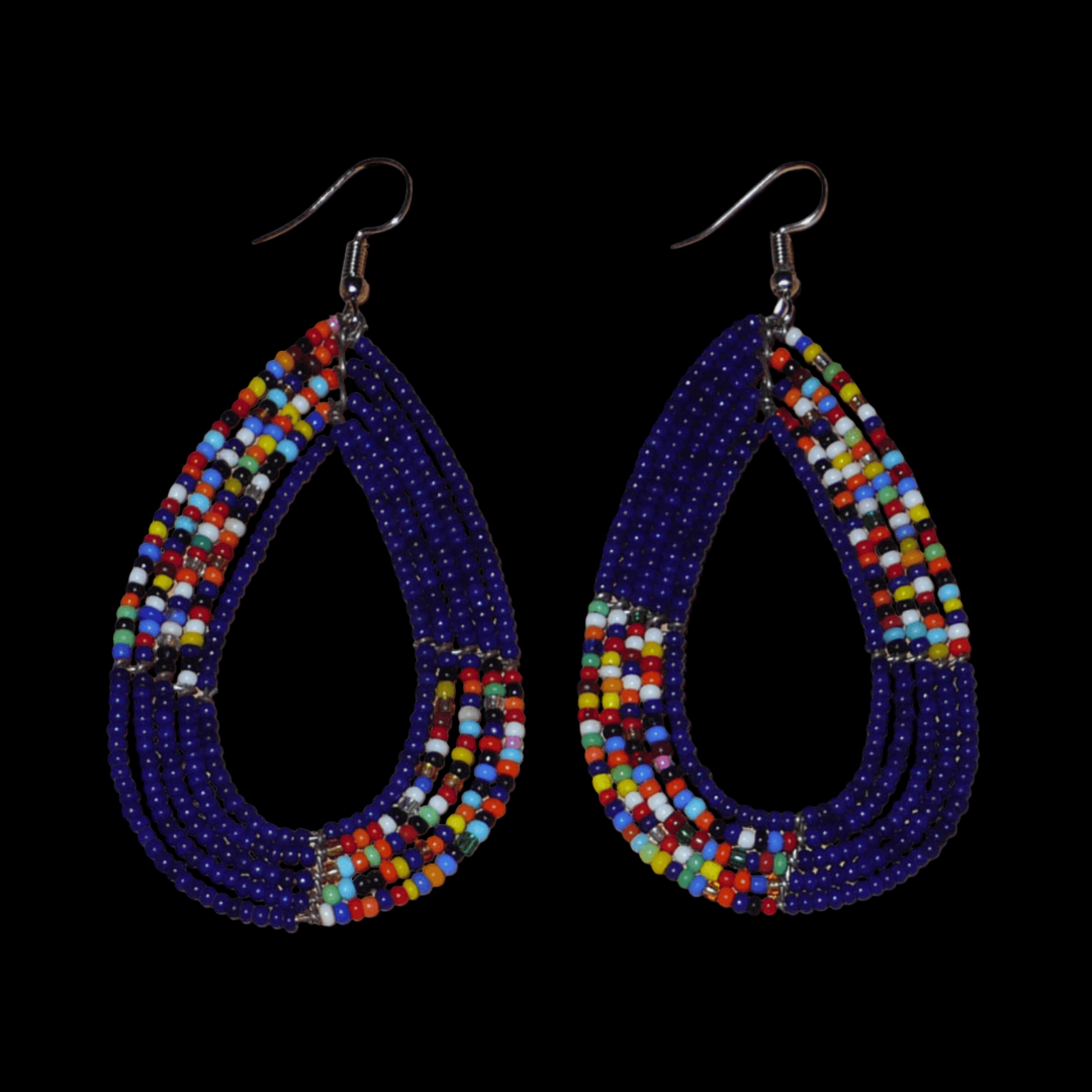 Longues boucles d'oreilles bleu marine et multicolores composées de perles de rocaille montées en forme de gouttes. Elles mesurent 8 cm de long et 4 cm de large et se portent sur des oreilles percées.