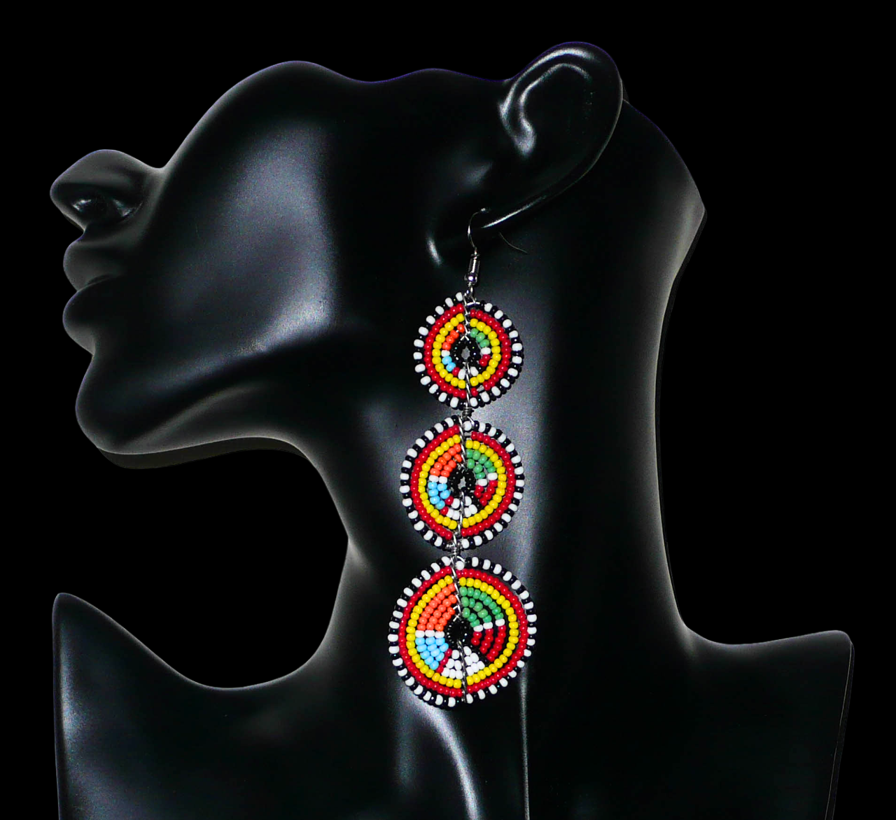Longues boucles d'oreilles africaines Massai composées de perles multicolores montées en trois cercles superposées. Elles mesurent 11 cm de long et 3.5 cm de large.