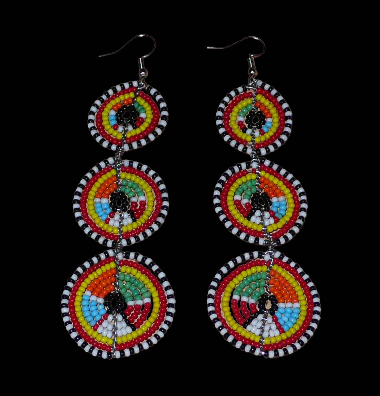 Longues boucles d'oreilles africaines Massai composées de perles multicolores montées en trois cercles superposées. Elles mesurent 11 cm de long et 3.5 cm de large.