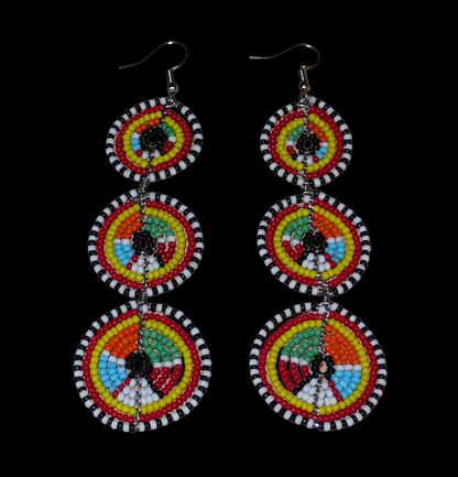 Longues boucles d'oreilles africaines Massai composées de perles multicolores montées en trois cercles superposées. Elles mesurent 11 cm de long et 3.5 cm de large.