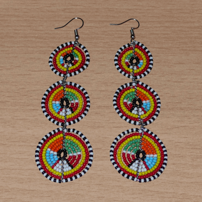 Longues boucles d'oreilles africaines Massai composées de perles multicolores montées en trois cercles superposées. Elles mesurent 11 cm de long et 3.5 cm de large.