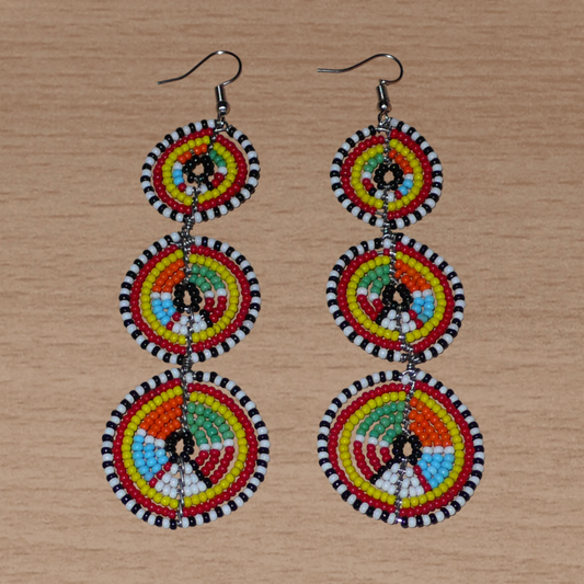 Longues boucles d'oreilles africaines Massai composées de perles multicolores montées en trois cercles superposées. Elles mesurent 11 cm de long et 3.5 cm de large.