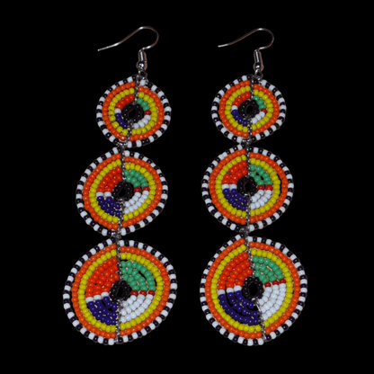 Longues boucles d'oreilles ethniques afro chic composées de perles de rocaille multicolores montées en trois cercles superposés. Elles mesurent 10,5 cm de long et 3 cm de large. 