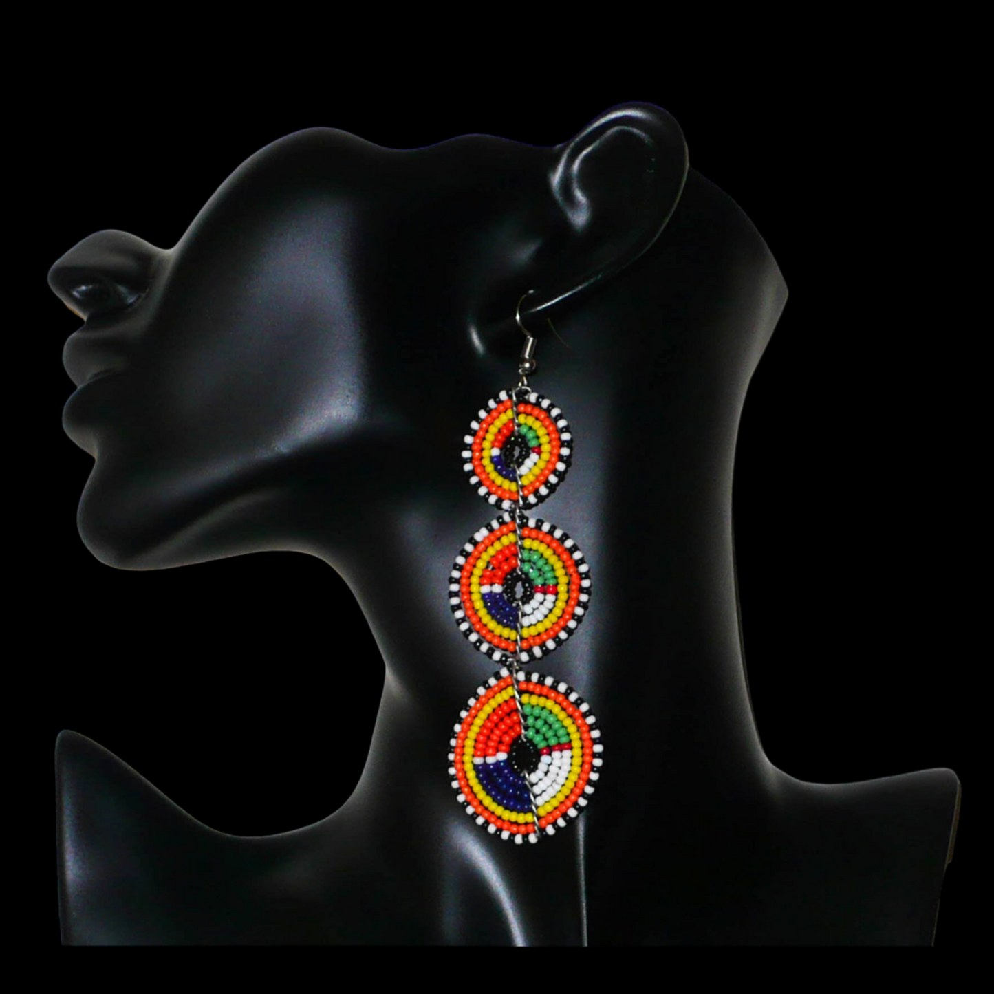 Longues boucles d'oreilles ethniques afro chic composées de perles de rocaille multicolores montées en trois cercles superposés. Elles mesurent 10,5 cm de long et 3 cm de large. 