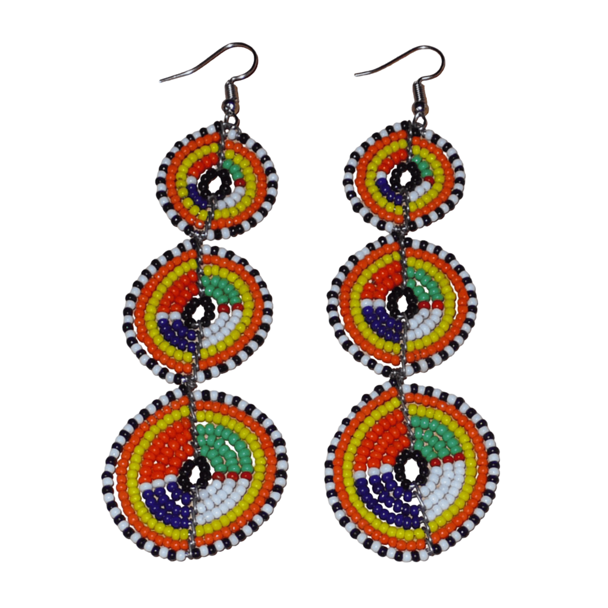 Longues boucles d'oreilles ethniques afro chic composées de perles de rocaille multicolores montées en trois cercles superposés. Elles mesurent 10,5 cm de long et 3 cm de large. 