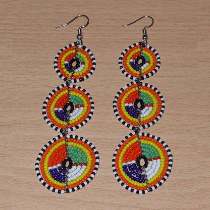 Longues boucles d'oreilles ethniques afro chic composées de perles de rocaille multicolores montées en trois cercles superposés. Elles mesurent 10,5 cm de long et 3 cm de large. 