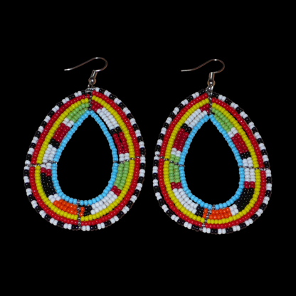 Longues boucles d'oreilles africaines à motifs ethniques Massai faites de perles de rocaille multicolores enfilées sur six rangées de fils de fer montés en forme de gouttes. Elles mesurent 8,5 cm de long et 5 cm de large, et se portent sur des oreilles percées.