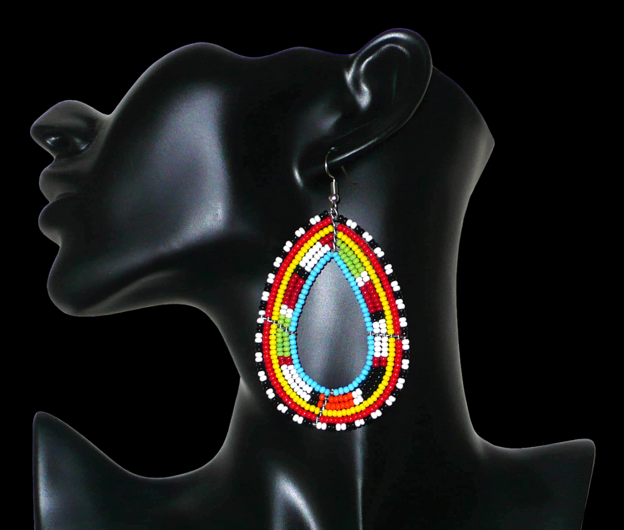 Longues boucles d'oreilles ethniques au style afro chic composées de perles de rocaille multicolores enfilées sur six rangées de fils de fer montés en forme de gouttes. Elles mesurent 8,5 cm de long et 5 cm de large. Elles se portent sur des oreilles percées. Timeless Fineries
