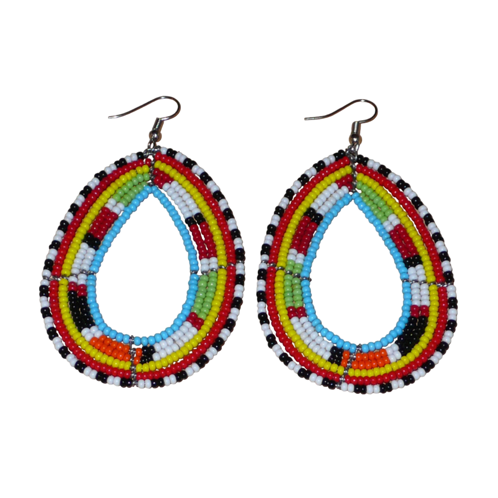 Longues boucles d'oreilles africaines à motifs ethniques Massai faites de perles de rocaille multicolores enfilées sur six rangées de fils de fer montés en forme de gouttes. Elles mesurent 8,5 cm de long et 5 cm de large, et se portent sur des oreilles percées.