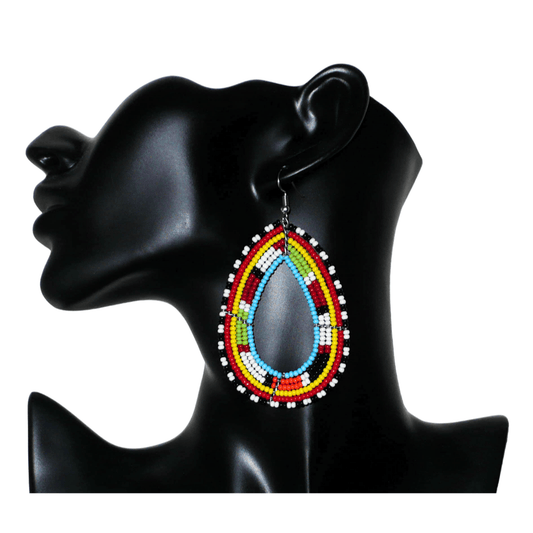 Longues boucles d'oreilles africaines à motifs ethniques Massai faites de perles de rocaille multicolores enfilées sur six rangées de fils de fer montés en forme de gouttes. Elles mesurent 8,5 cm de long et 5 cm de large, et se portent sur des oreilles percées.