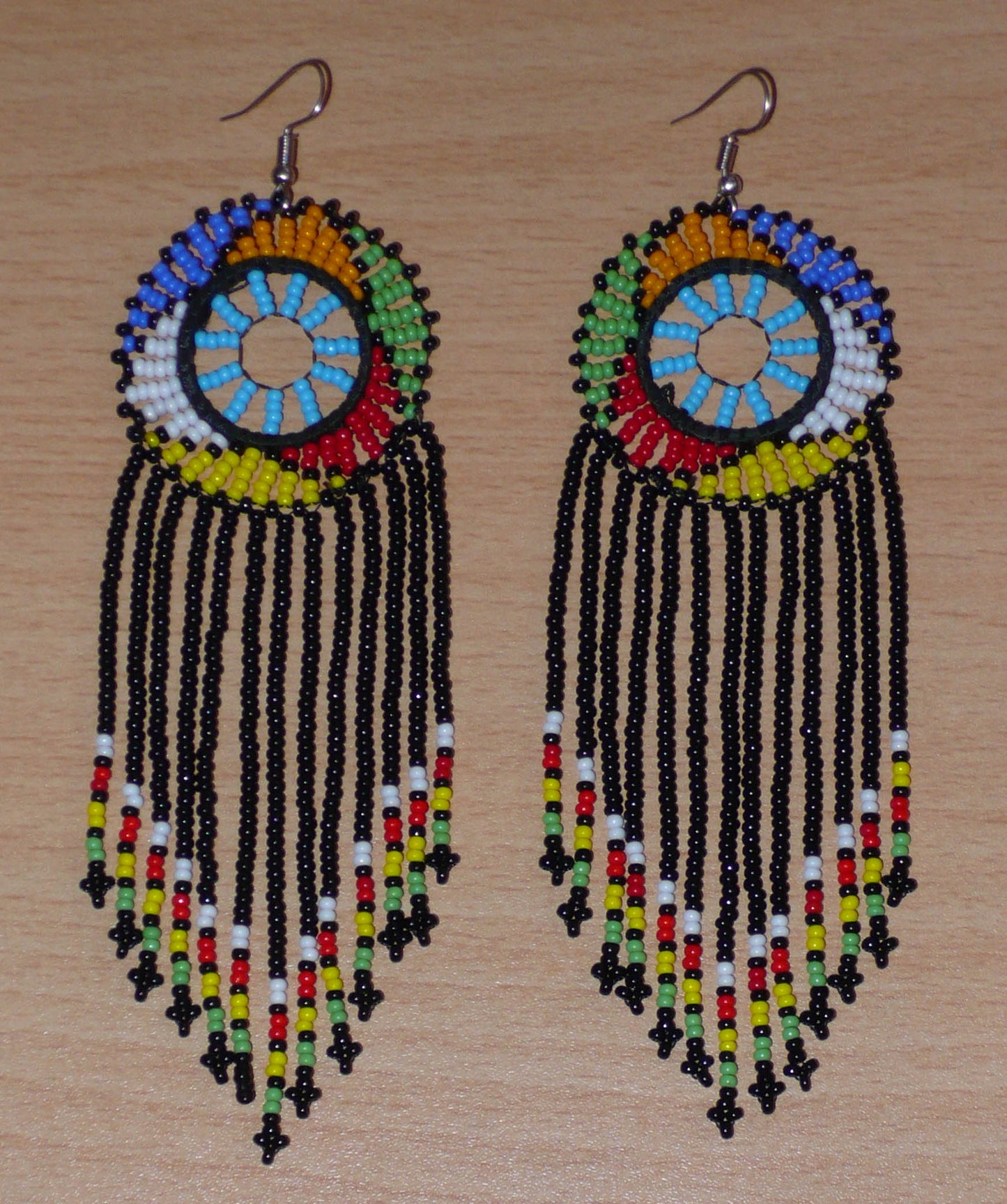 Boucles d'oreilles ethniques à franges de tradition sud-africaine en perles de rocaille noires, bleues et multicolores. Elles mesurent 14.5 cm de long et 4.5 cm de large.