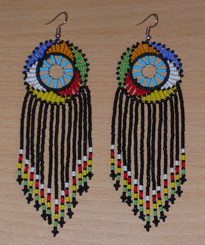Boucles d'oreilles ethniques à franges de tradition sud-africaine en perles de rocaille noires, bleues et multicolores. Elles mesurent 14.5 cm de long et 4.5 cm de large.