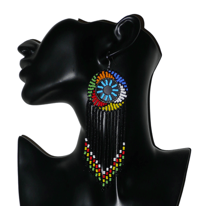Boucles d'oreilles ethniques à franges de tradition sud-africaine en perles de rocaille noires, bleues et multicolores. Elles mesurent 14.5 cm de long et 4.5 cm de large.