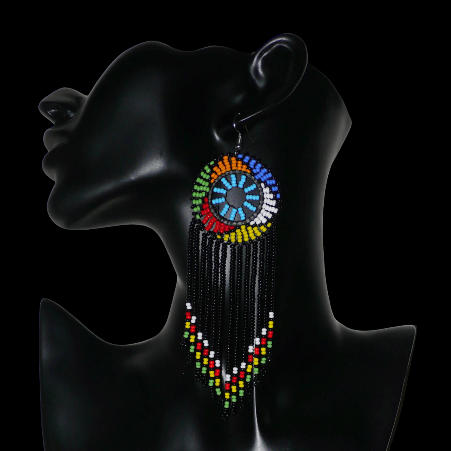 Boucles d'oreilles ethniques à franges de tradition sud-africaine en perles de rocaille noires, bleues et multicolores. Elles mesurent 14.5 cm de long et 4.5 cm de large.
