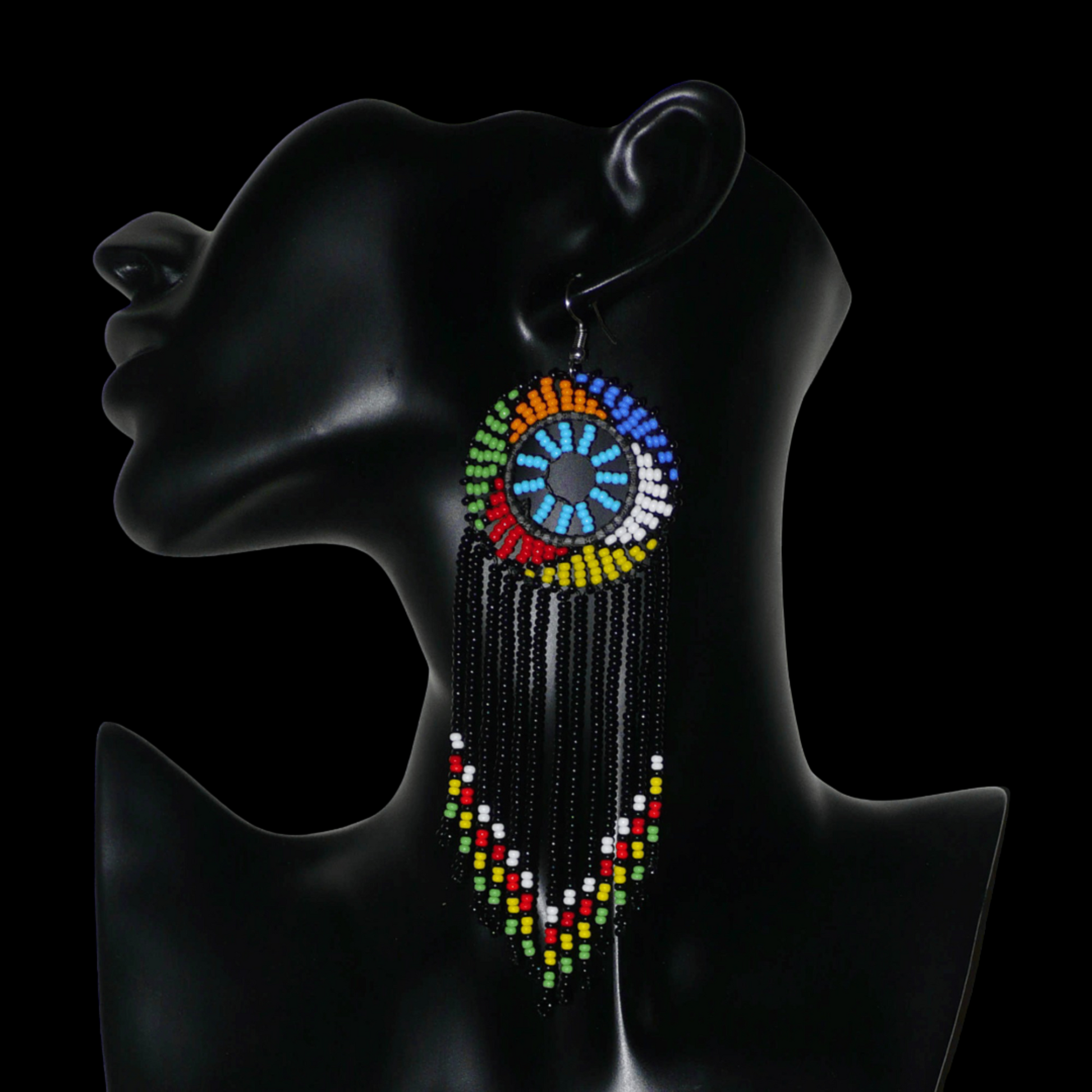 Boucles d'oreilles ethniques à franges de tradition sud-africaine en perles de rocaille noires, bleues et multicolores. Elles mesurent 14.5 cm de long et 4.5 cm de large.