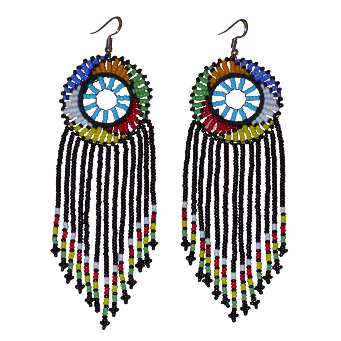 Boucles d'oreilles ethniques à franges de tradition sud-africaine en perles de rocaille noires, bleues et multicolores. Elles mesurent 14.5 cm de long et 4.5 cm de large.
