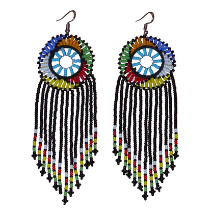 Boucles d'oreilles ethniques à franges de tradition sud-africaine en perles de rocaille noires, bleues et multicolores. Elles mesurent 14.5 cm de long et 4.5 cm de large.