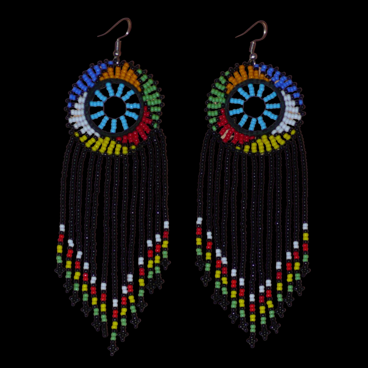 Boucles d'oreilles ethniques à franges de tradition sud-africaine en perles de rocaille noires, bleues et multicolores. Elles mesurent 14.5 cm de long et 4.5 cm de large.