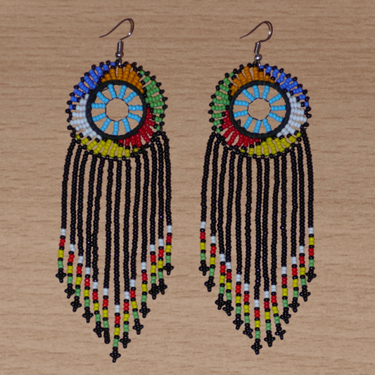 Boucles d'oreilles ethniques à franges de tradition sud-africaine en perles de rocaille noires, bleues et multicolores. Elles mesurent 14.5 cm de long et 4.5 cm de large.