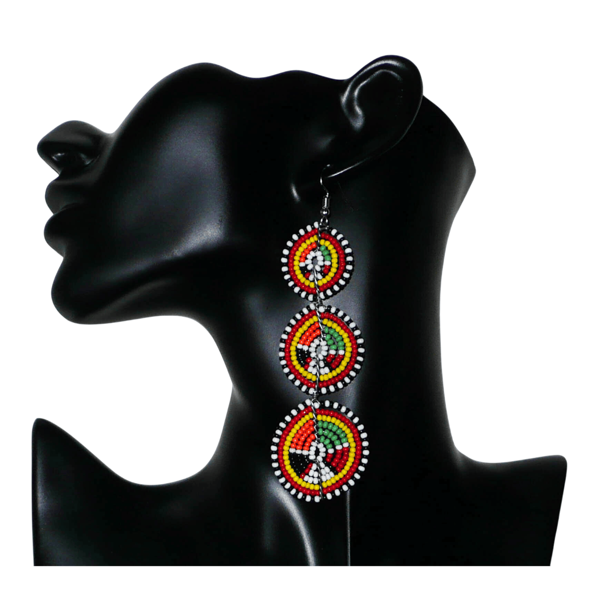 Longues boucles d'oreilles africaines composées de trois cercles superposés en perles de rocaille multicolores. Elles mesurent 11 cm de long et 3 cm de large et se portent avec des crochets en acier inoxydable sur des oreilles percées.